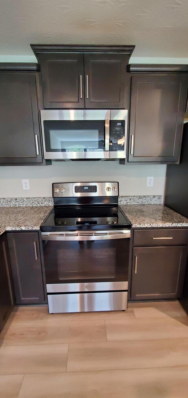 Building Photo - 686 Daphne Wy