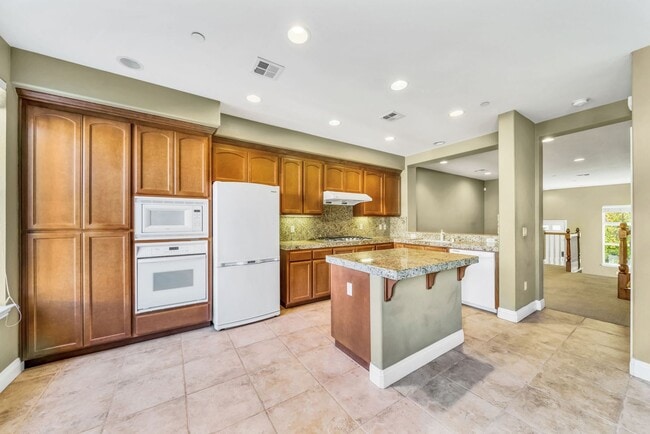 Building Photo - 3-Bedroom Townhome for Rent in Fremont!