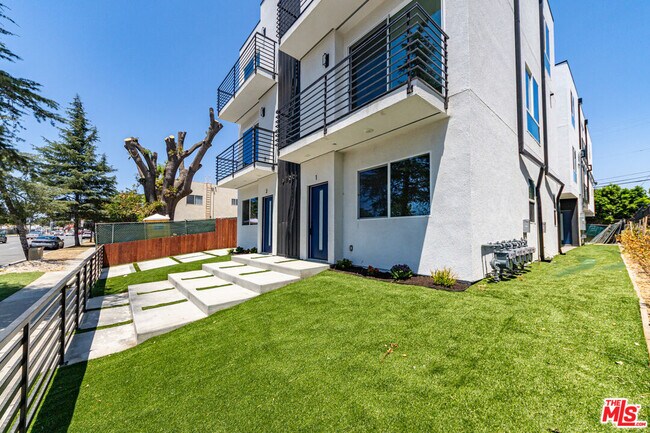 Building Photo - 6700 Balboa Blvd