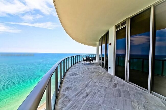 Wrap around balcony - 9703 Collins Ave