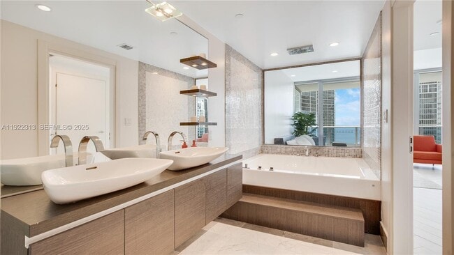 Building Photo - 200 Biscayne Blvd Way