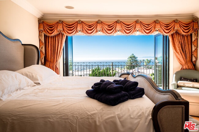 Building Photo - 1312 Via Zumaya