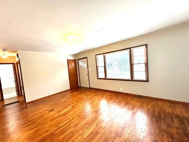 Building Photo - 3 BEDROOM 1 BATH IN JOPLIN-$1200 RENT-$1200 DEPOSIT