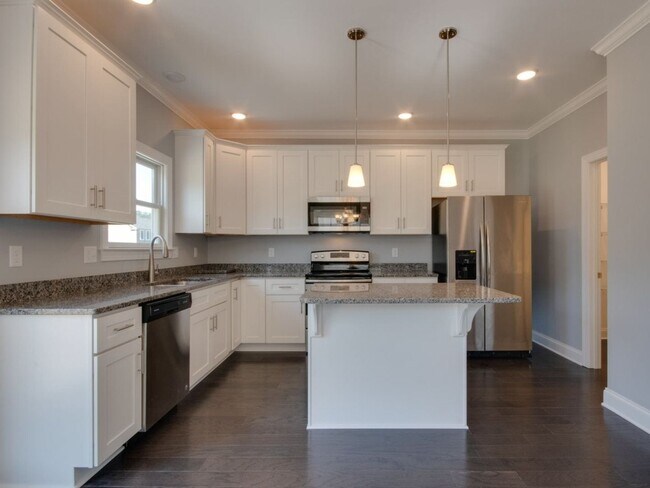 Building Photo - Spacious Luxury Townhome! Outstanding Location!