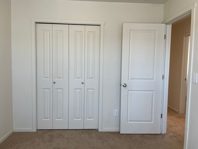 Building Photo - BEAUTIFUL 3 Bedroom 2.5 Bath Home! High Ce...