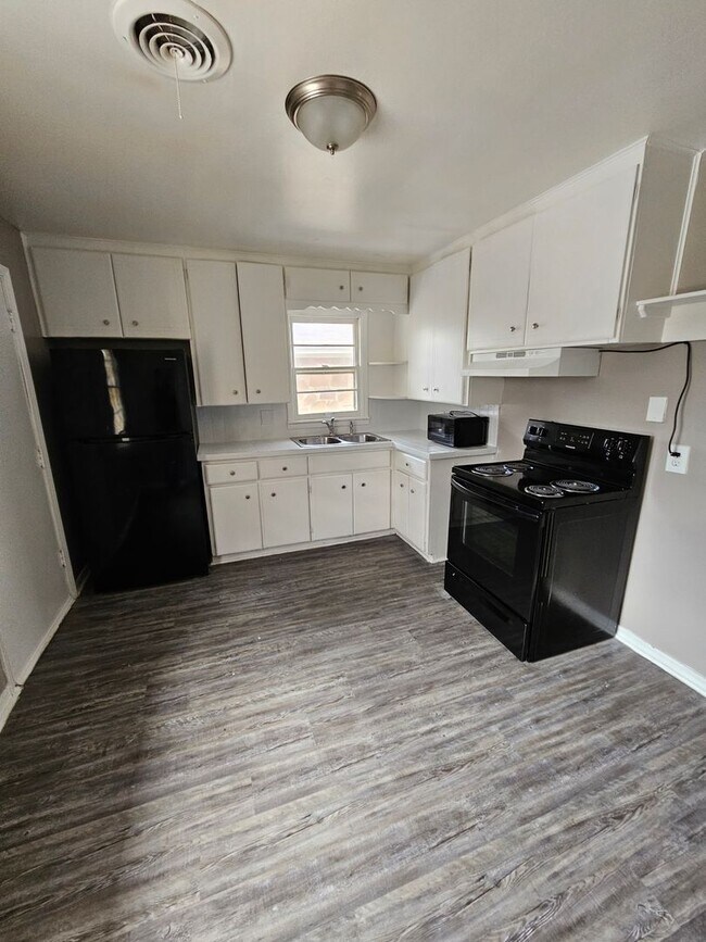 Building Photo - 4 Bedroom House Available now in Midwest City