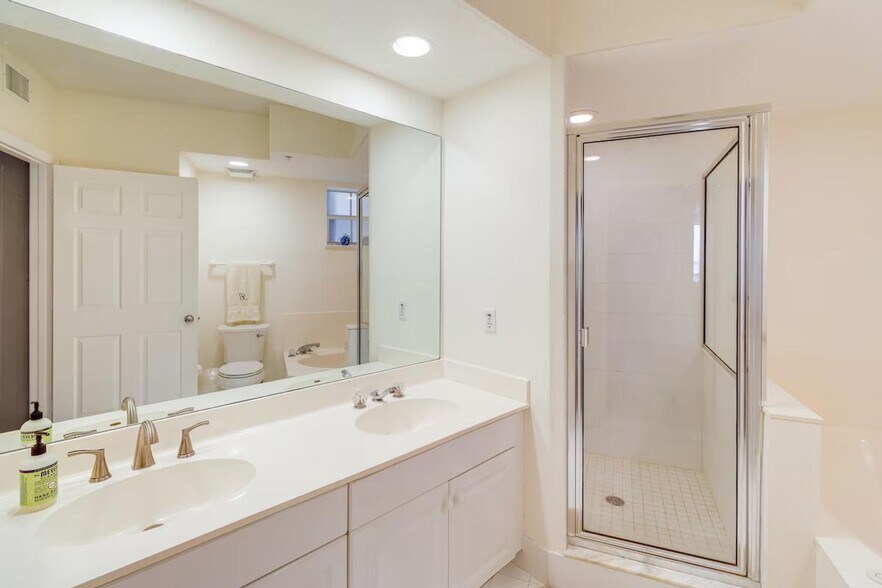 Building Photo - 5799 NE Island Cove Way