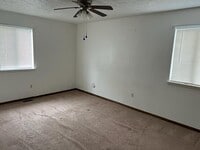 Building Photo - 729 Brunot St