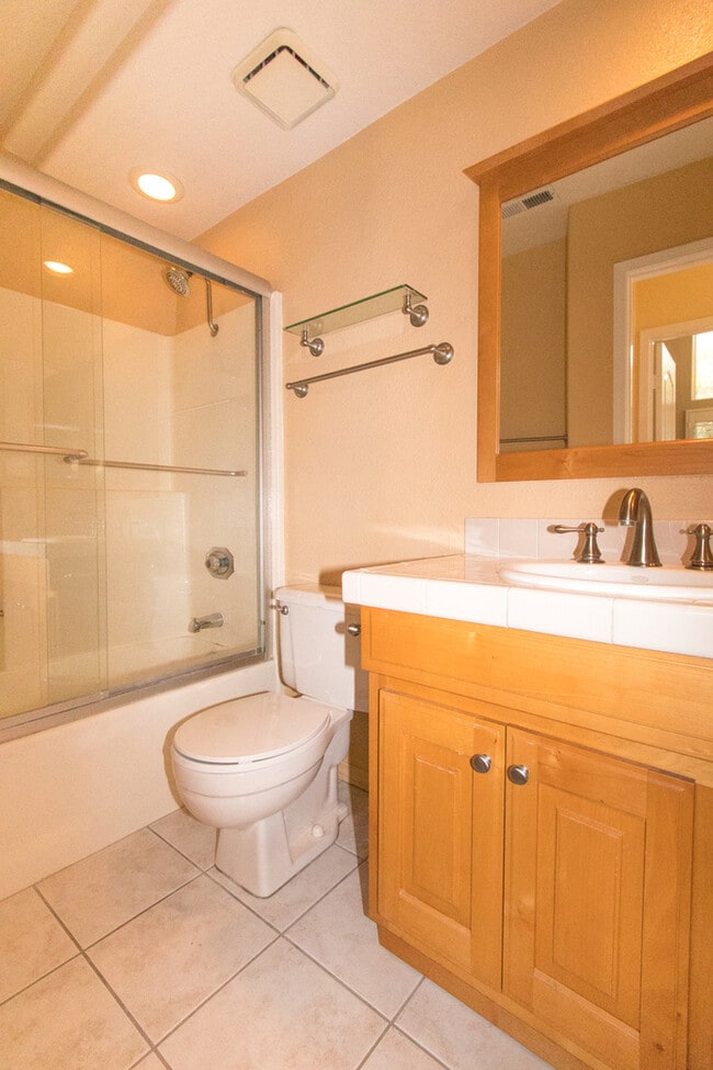 Building Photo - Tri-Level 3 bedroom 3 bath Home in Heart o...