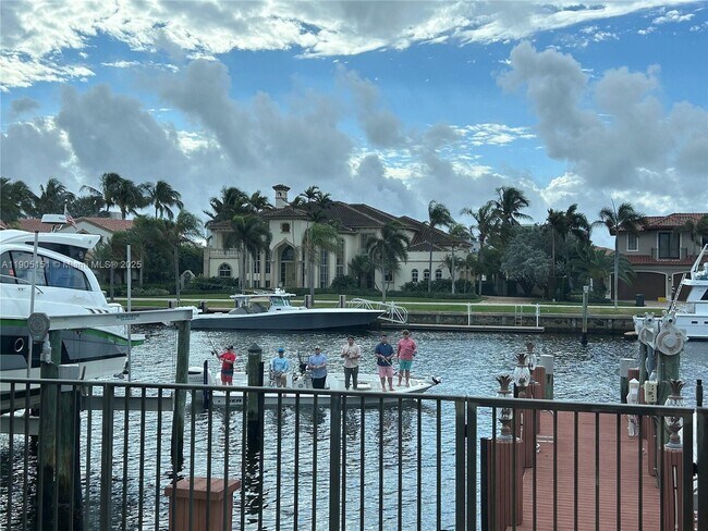 Building Photo - 484 Commodore Cir