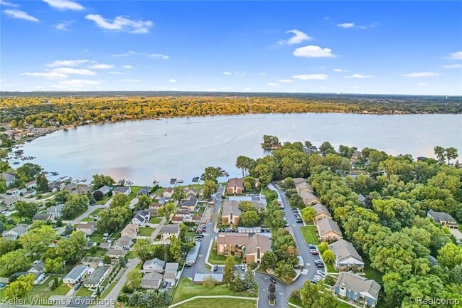 Building Photo - 855 S Pontiac Trail