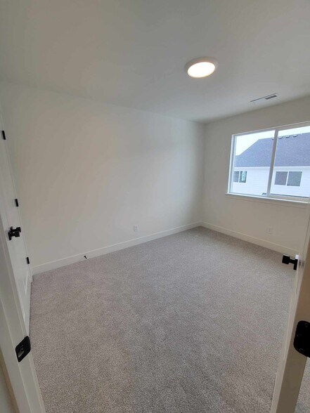 Building Photo - 1752 N Festive Way