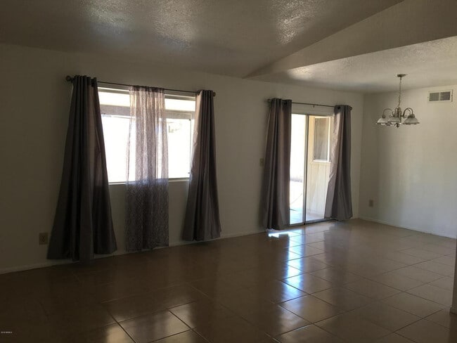 Building Photo - 2813 N Evergreen St