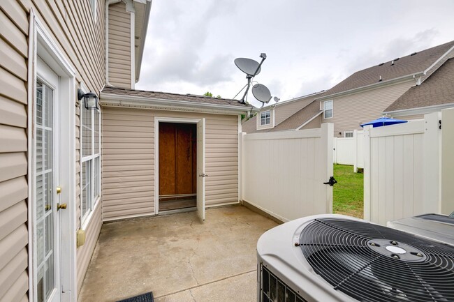 Building Photo - Lee Crossing Neighborhood, Easy access to ...