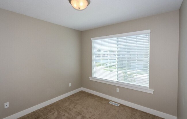 Building Photo - Beautiful Taylorsville Townhouse