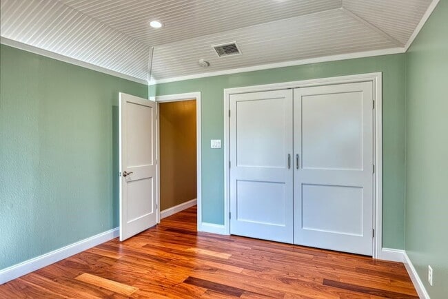 Building Photo - 821 Laura Belle Dr