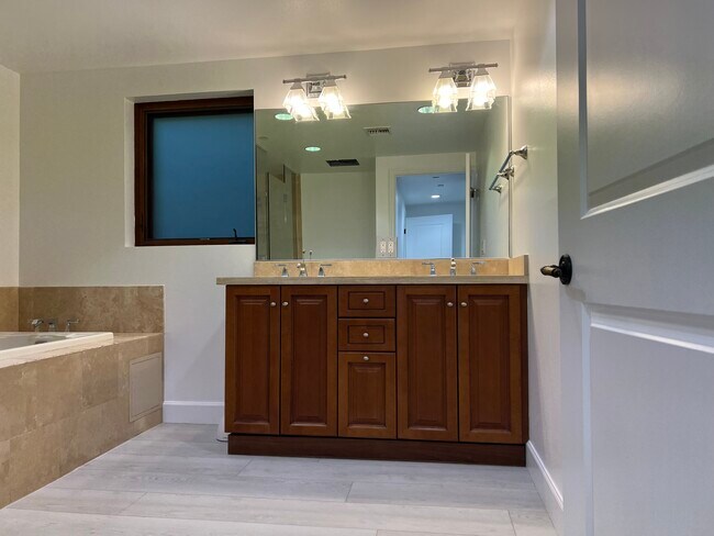 Building Photo - 11863 Darlington Ave