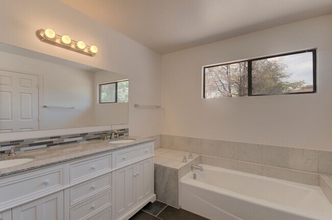Building Photo - Amazing 3 Bedroom in Central Rio Rancho!