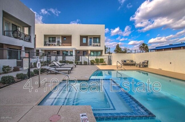 Building Photo - 1111 E Missouri Ave