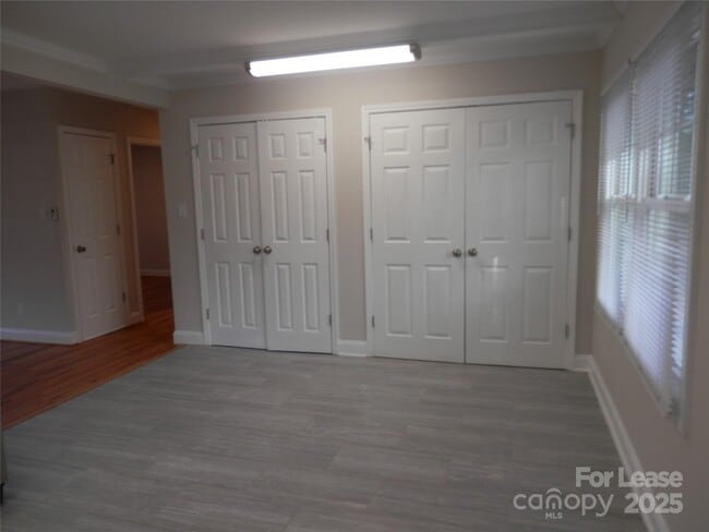 Building Photo - 1332 Edgewater Dr