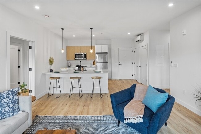 Building Photo - 635 Main St