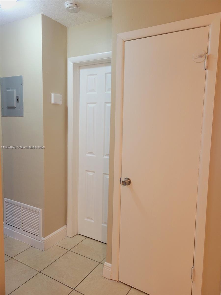 Building Photo - 2504 NW 9th Ln