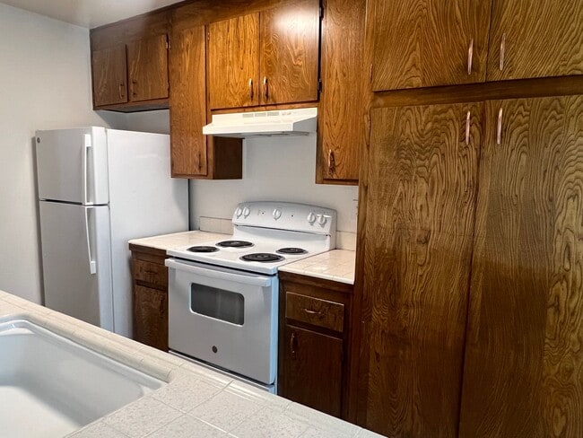 Building Photo - UPDATED 2 BEDROOM CONDO w/ 1 CAR GARAGE!!