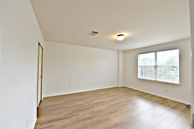 Building Photo - 15012 Fernhill Dr