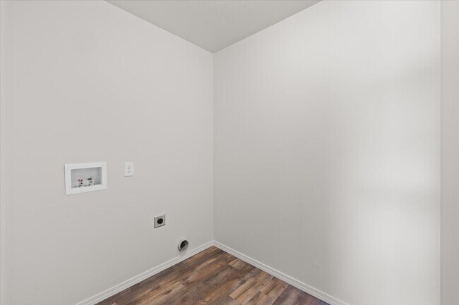 Building Photo - 2350 Finch Ln