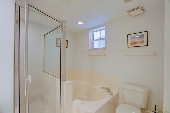 Building Photo - 5750 NE Island Cove Way