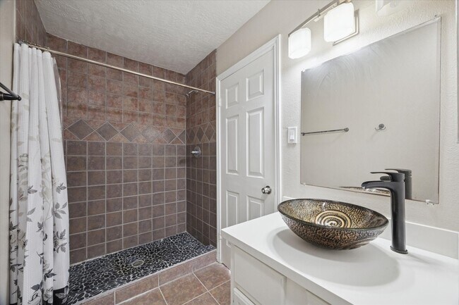 Building Photo - 11811 Algonquin Dr