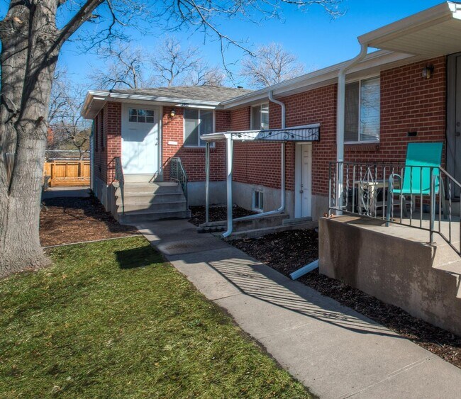 Building Photo - Roomy Sunnyside Duplex with Finished Basement in a Prime Location