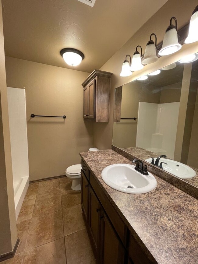 Building Photo - 3 bed room, 2 baths with a 2 car garage fo...