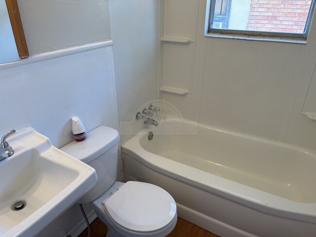 Building Photo - 1404 Bundrant Dr