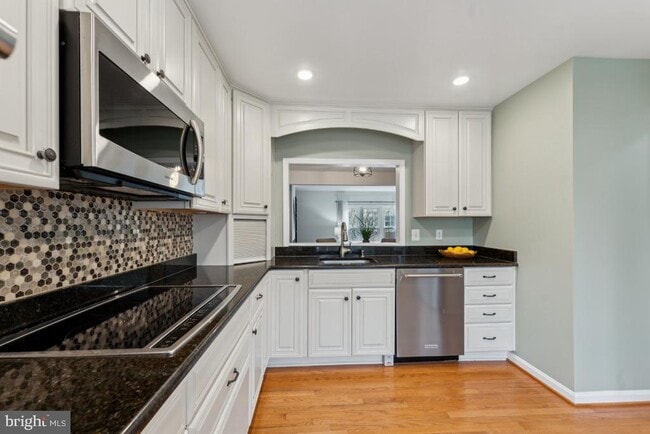 Building Photo - 9769 Lakepointe Dr