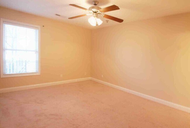 Building Photo - 2 BR Condo Located in Cornerstone. 5 Min to LU