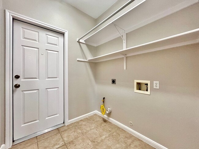 Building Photo - Charming 3 Bed / 2 Bath One-Level Home with 2-Car Garage & Fenced Yard