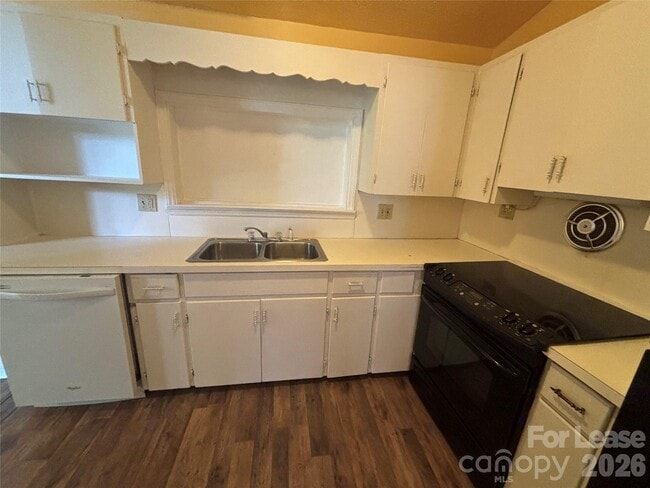 Building Photo - 724 Oakdale Dr