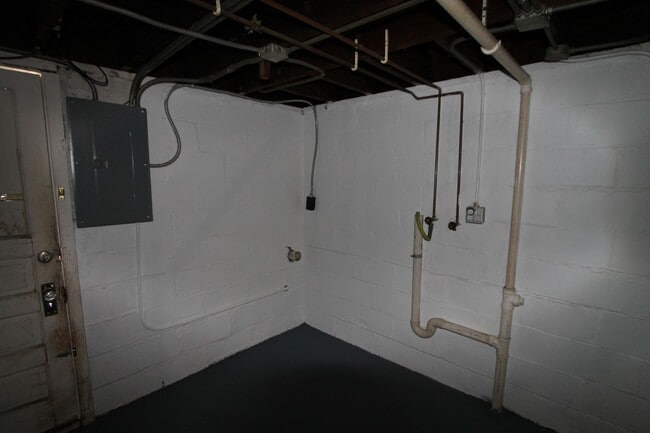 Building Photo - Spacious 3 bedroom 1.5 bathroom home with ...