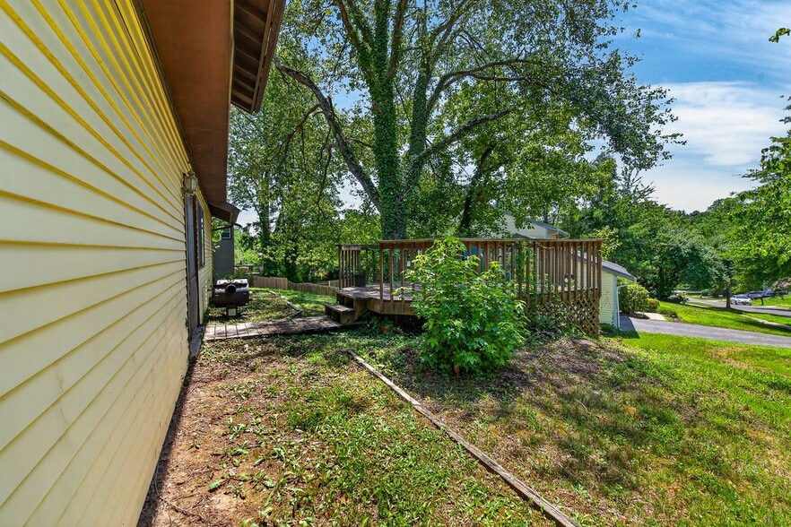 Building Photo - 8801 Monmouth Dr