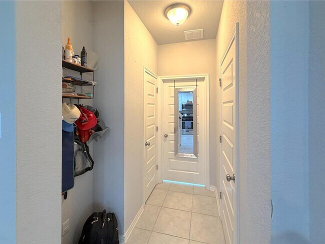 Building Photo - 2004 Pecan Island Dr