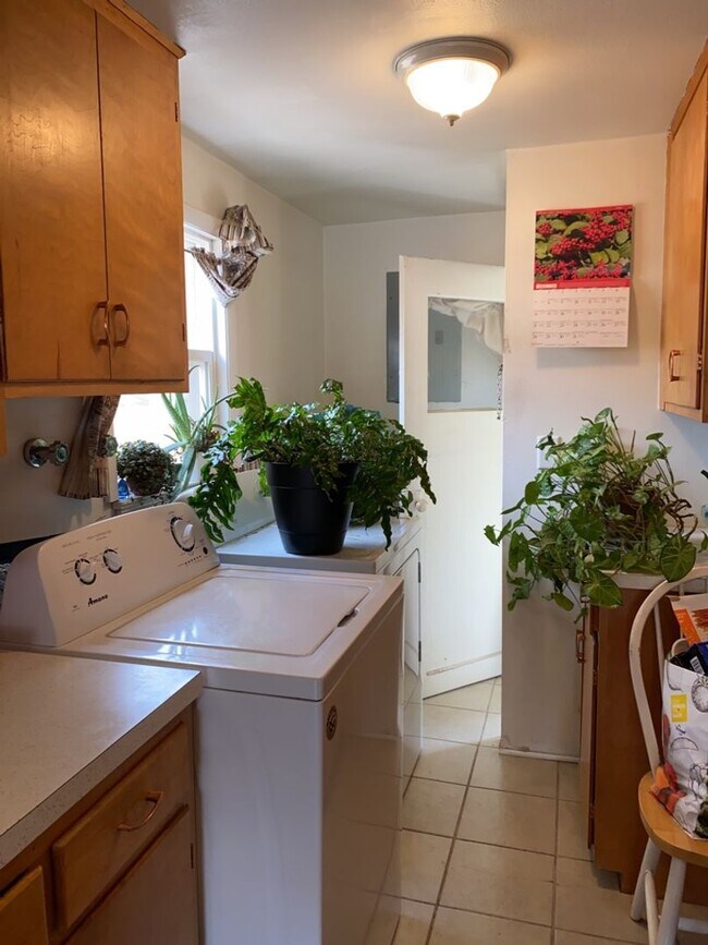 Building Photo - 1127 W Mulberry St