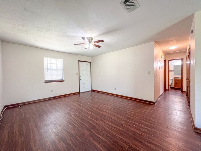 Building Photo - Peaceful 2 bedroom off Lake Jackson