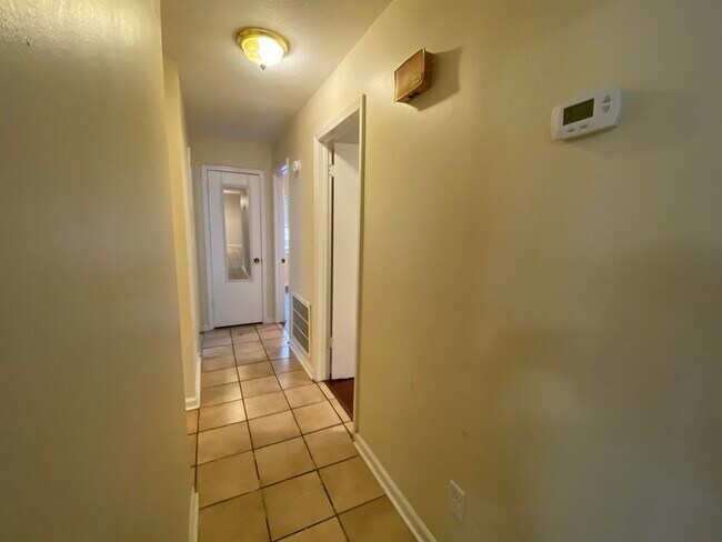 Building Photo - 2506 Waldemar Ln