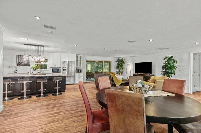 Building Photo - 2821 NW 4th Ln