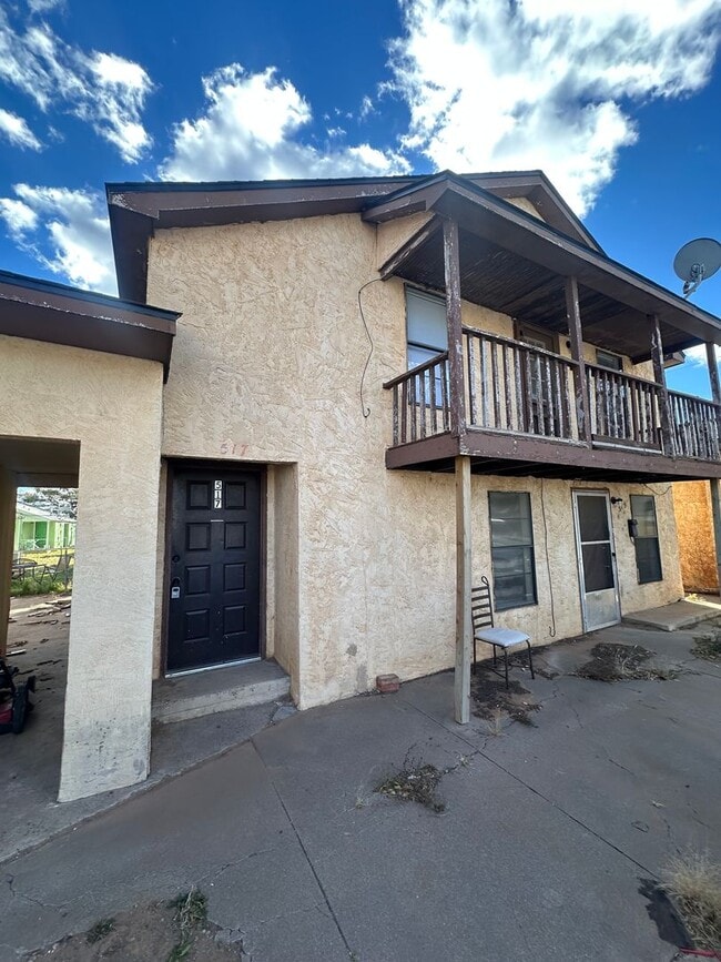 Building Photo - Spacious Upstairs 1 Bed Apartment!