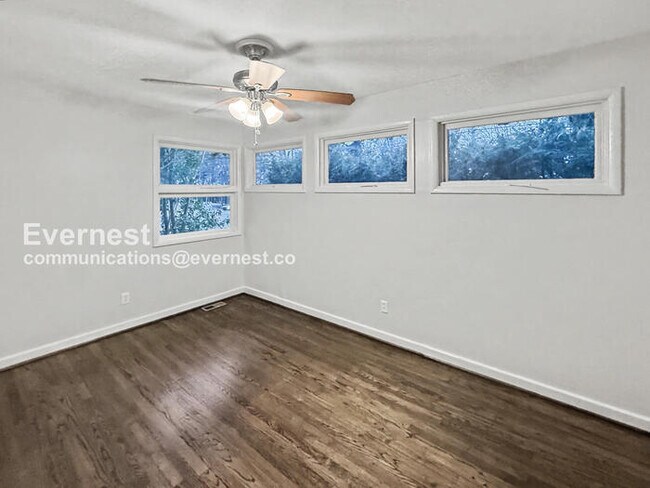 Building Photo - 4905 Scenic View Dr