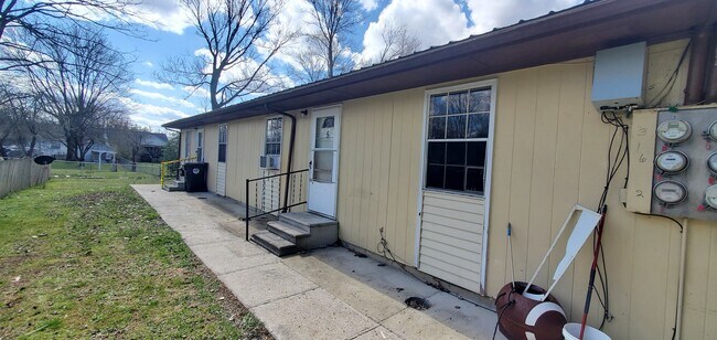 Building Photo - 823 Engineer St