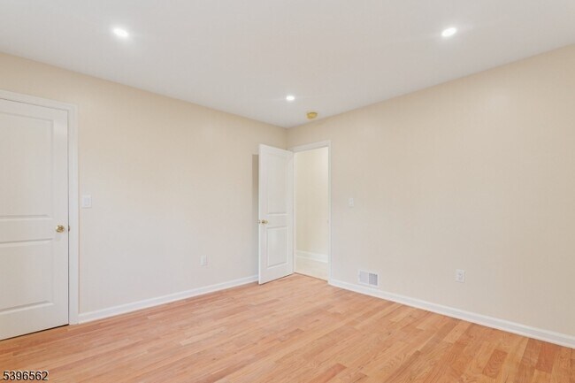 Building Photo - 215 Summit Ave