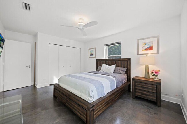 Building Photo - 930 NW 4th Ct